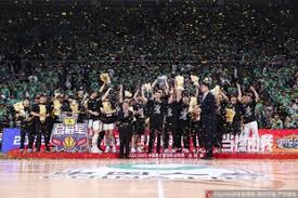 2025 赛季：大联盟历史上首位女性裁判在 3A 联赛完成全赛季执法，获得一致好评